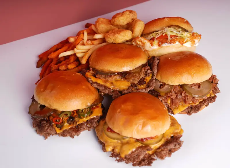 Smash Burger, Sweet Fries, Golden Fries und Nuggets von SMASH ME im Wiener Prater